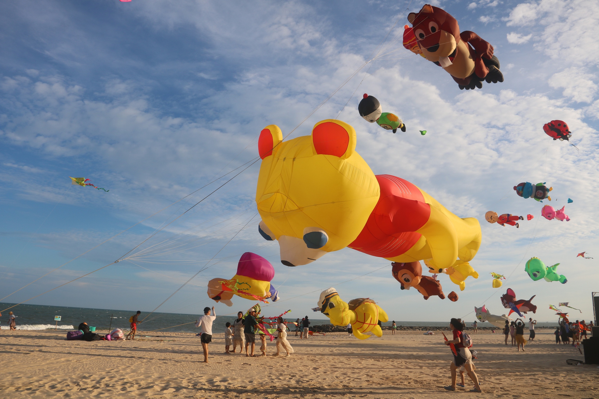 Sắc m&agrave;u diều rực rỡ tr&ecirc;n biển Phan Thiết, du lịch B&igrave;nh Thuận "ch&aacute;y ph&ograve;ng" dịp lễ- Ảnh 1.