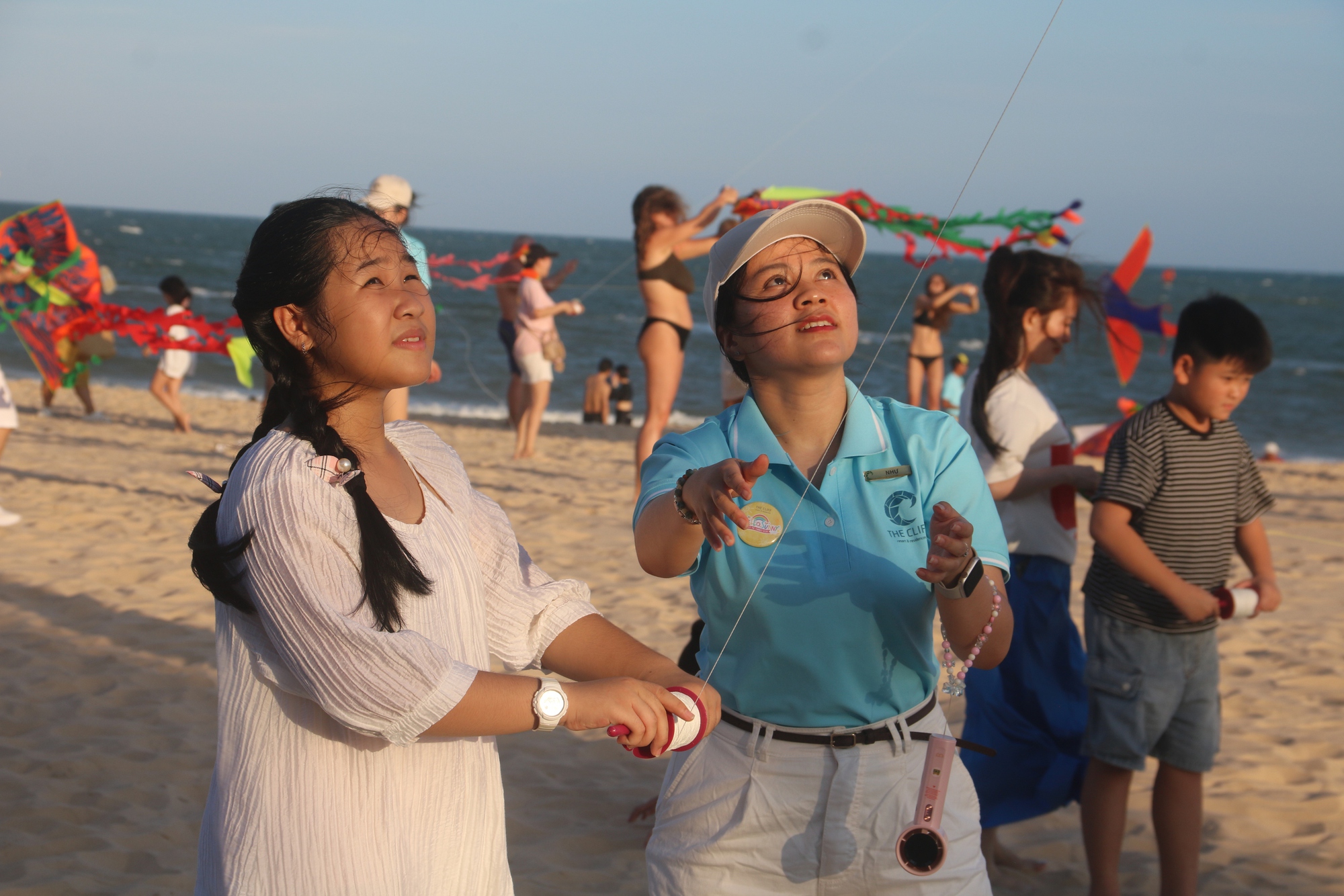 Sắc m&agrave;u diều rực rỡ tr&ecirc;n biển Phan Thiết, du lịch B&igrave;nh Thuận "ch&aacute;y ph&ograve;ng" dịp lễ- Ảnh 2.