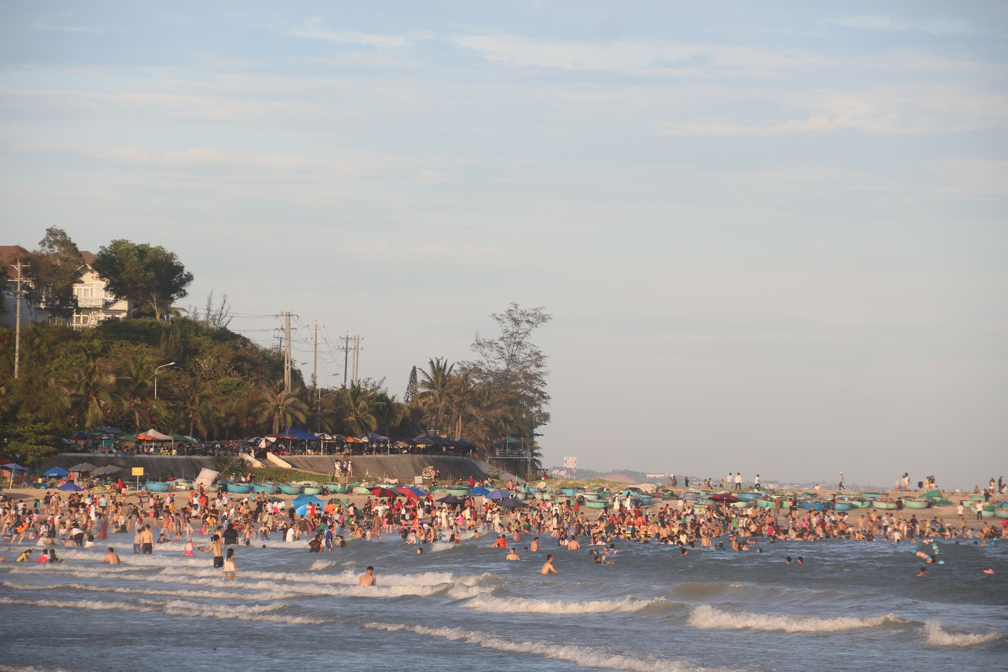 Sắc m&agrave;u diều rực rỡ tr&ecirc;n biển Phan Thiết, du lịch B&igrave;nh Thuận "ch&aacute;y ph&ograve;ng" dịp lễ- Ảnh 4.