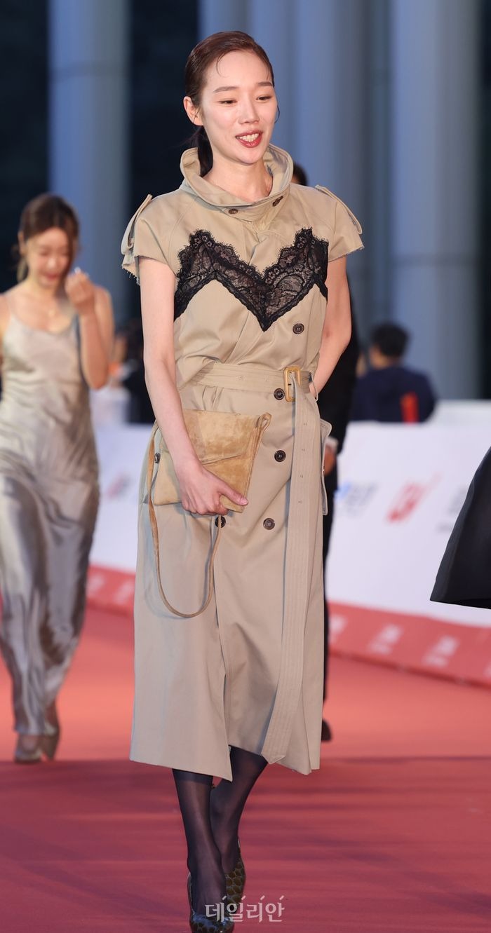 Thảm đỏ LHP Jeonju: Song Ji Hyo 