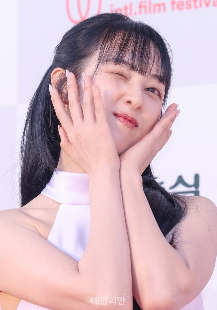 Thảm đỏ LHP Jeonju: Song Ji Hyo 