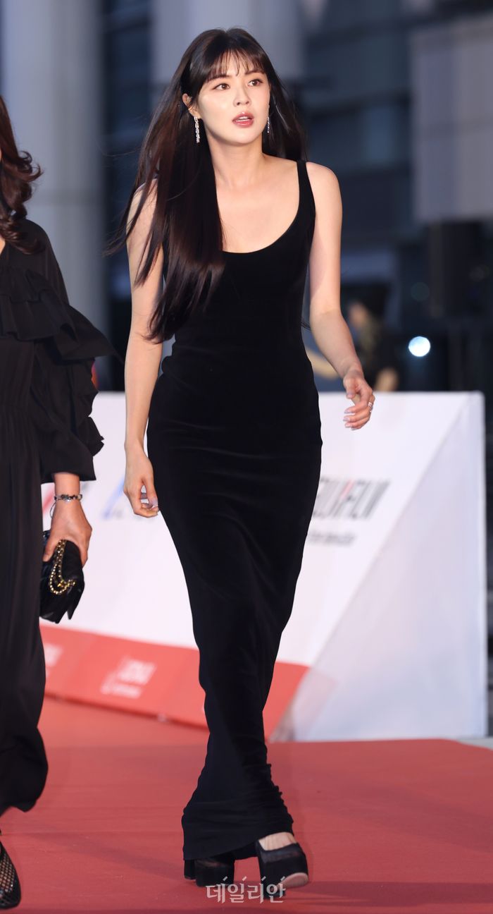 Thảm đỏ LHP Jeonju: Song Ji Hyo 