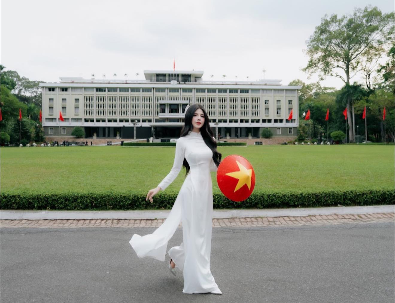 Mai Dora tung loạt ảnh áo dài chào mừng ngày 30-4 khiến dân tình 