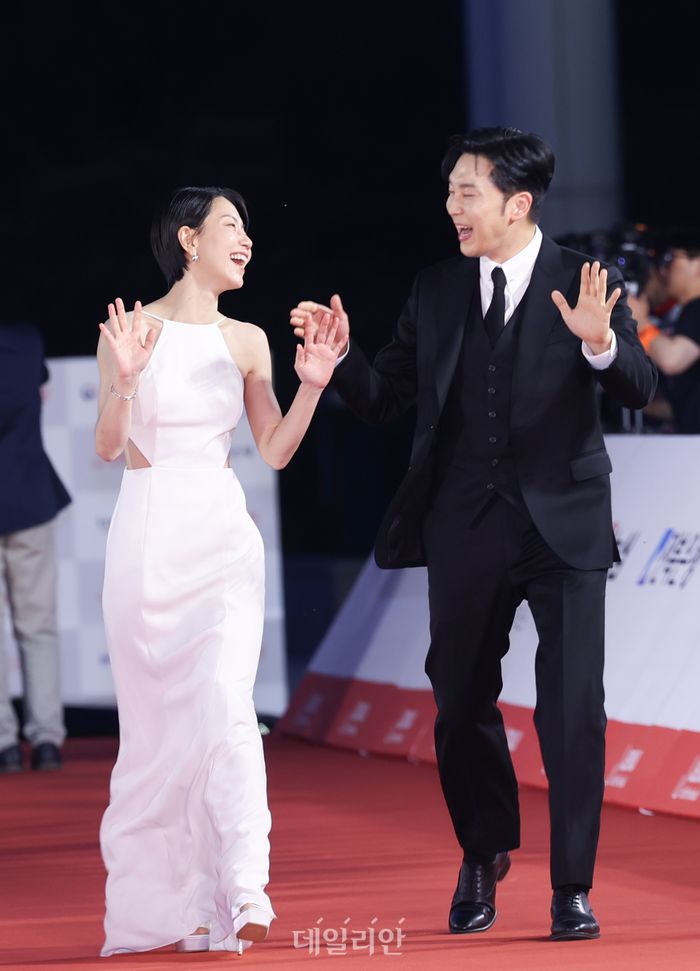 Thảm đỏ LHP Jeonju: Song Ji Hyo 