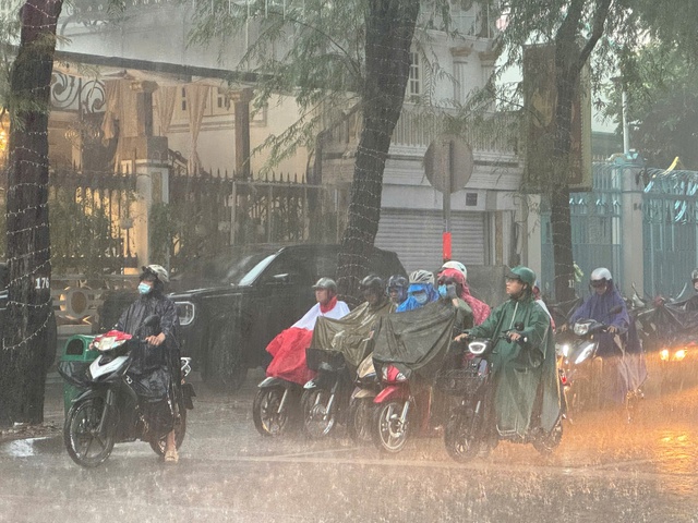 Miền Bắc mưa to, cảnh báo ngập lụt ở nhiều quận nội thành Hà Nội- Ảnh 1.