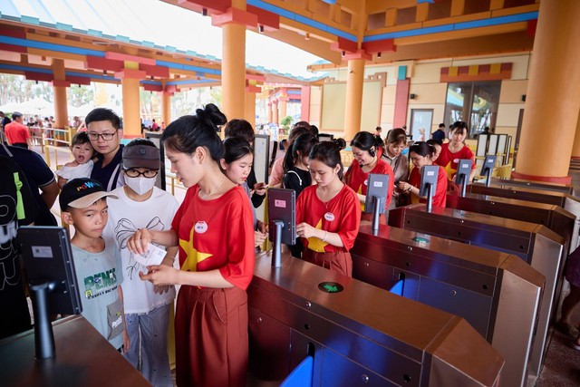 Công viên nước Sun World Ha Nam sôi động ngày mở cửa với hàng ngàn lượt khách- Ảnh 1.