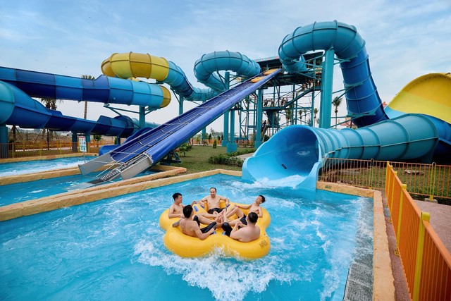 Công viên nước Sun World Ha Nam sôi động ngày mở cửa với hàng ngàn lượt khách- Ảnh 3.