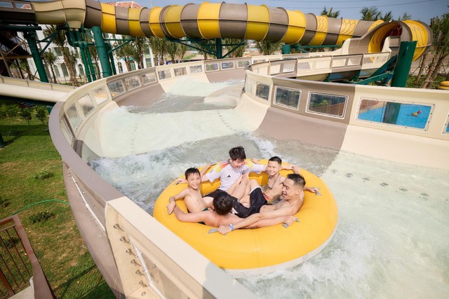 Công viên nước Sun World Ha Nam sôi động ngày mở cửa với hàng ngàn lượt khách- Ảnh 5.