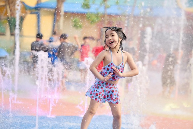 Công viên nước Sun World Ha Nam sôi động ngày mở cửa với hàng ngàn lượt khách- Ảnh 9.