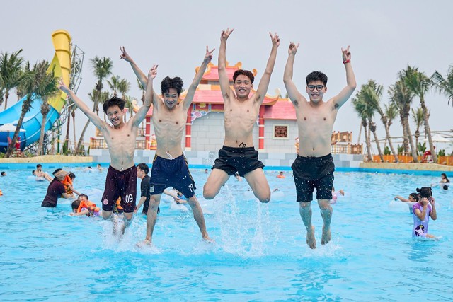 Công viên nước Sun World Ha Nam sôi động ngày mở cửa với hàng ngàn lượt khách- Ảnh 10.