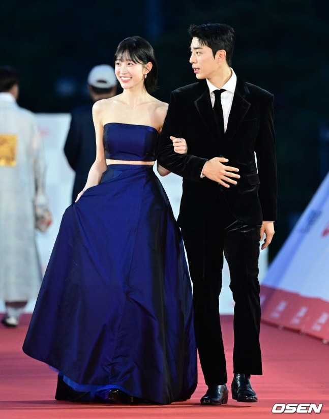 Thảm đỏ LHP Jeonju: Song Ji Hyo 