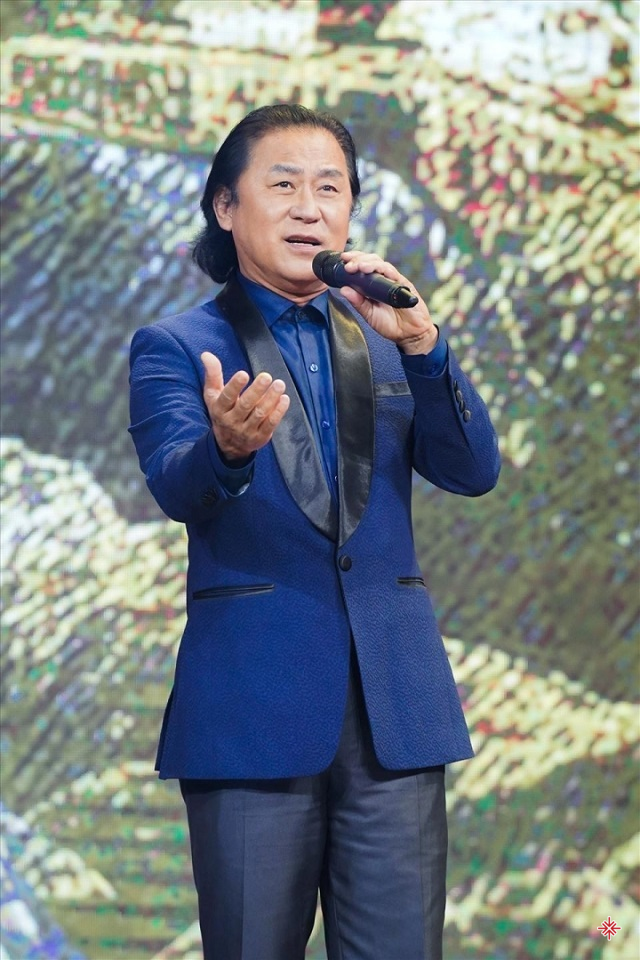 Nam nghệ sĩ là biểu tượng của nhạc Việt, nửa cuộc đời “truyền lửa” cho thế hệ trẻ, cất giọng mở màn tại đại lễ 30/4 khiến ai nấy nổi da gà!- Ảnh 8.