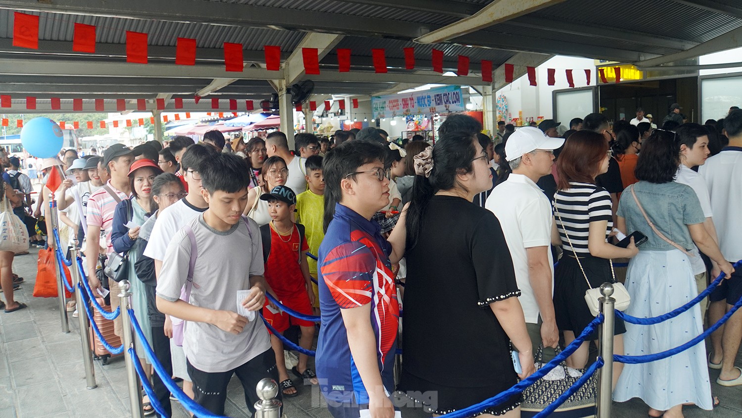 Hàng vạn người ngắm vịnh, tắm biển Cát Bà- Ảnh 10.
