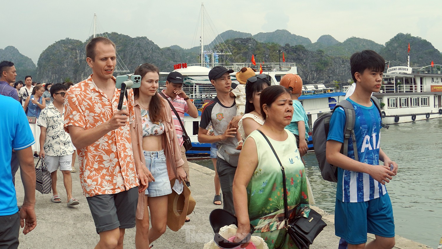 Hàng vạn người ngắm vịnh, tắm biển Cát Bà- Ảnh 11.