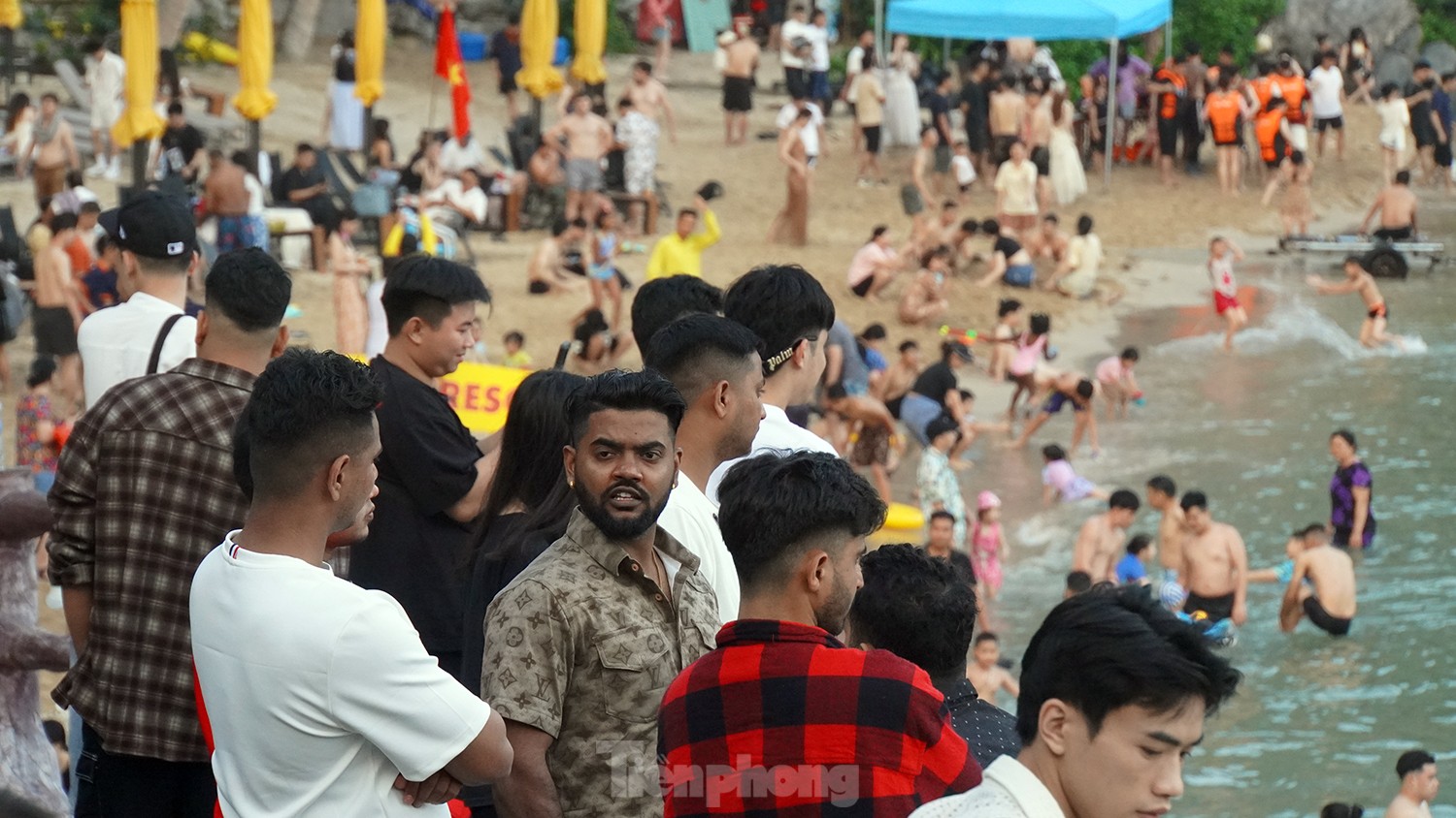 Hàng vạn người ngắm vịnh, tắm biển Cát Bà- Ảnh 5.