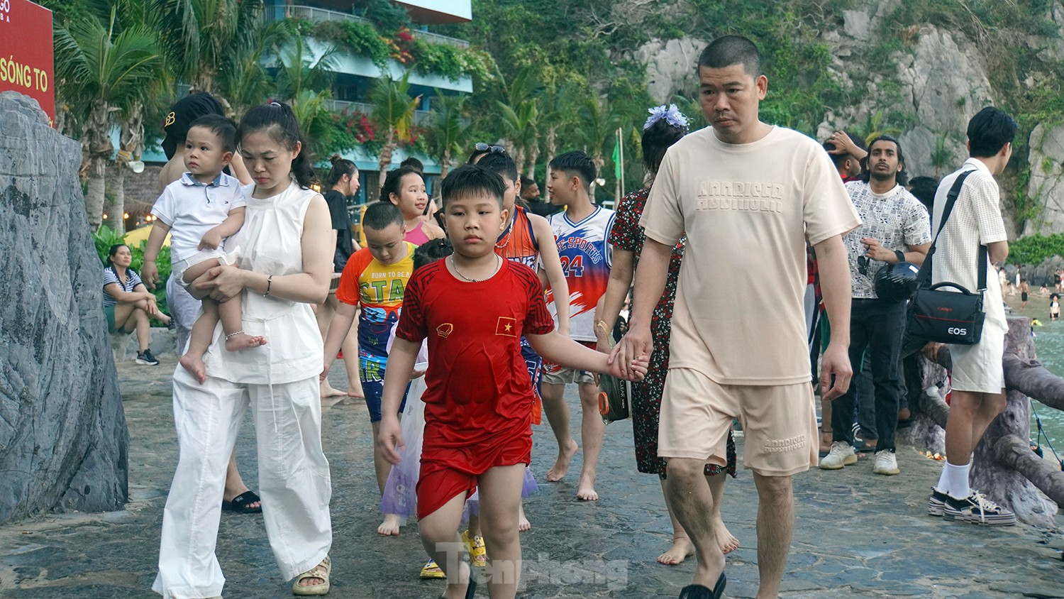 Hàng vạn người ngắm vịnh, tắm biển Cát Bà- Ảnh 9.