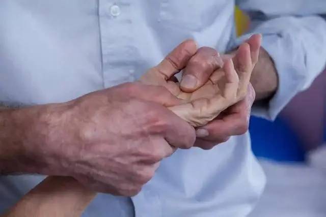 4 thay đổi ở ngón tay có thể là dấu hiệu ung thư phổi, hãy đi khám ngay!- Ảnh 4.