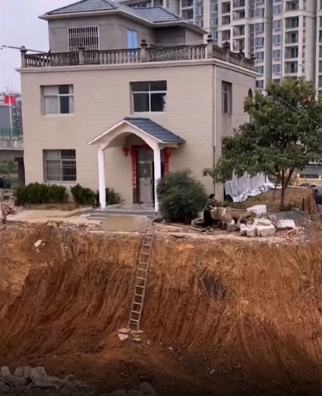 Chủ căn biệt thự 300m² kiên quyết không di dời dù được đền bù 3 căn nhà, tuyên bố: “Chưa được bồi thường xứng đáng thì chưa chuyển đi”- Ảnh 2.