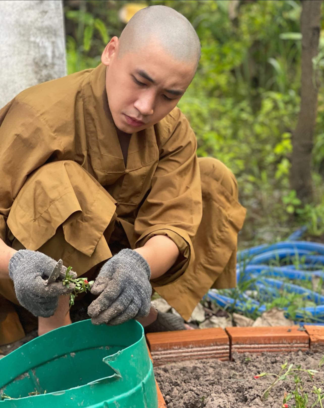 Vợ cũ sao nam Vbiz đi tu bất ngờ lên mạng đính chính- Ảnh 2.