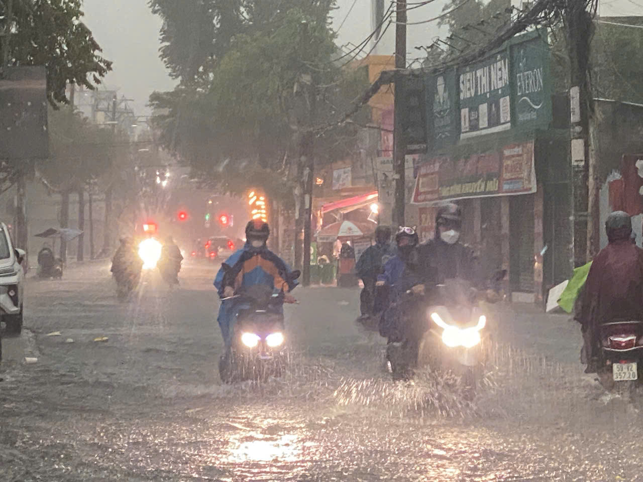 Mưa lớn ở TP HCM, đường biến thành sông, có nơi bị phong tỏa- Ảnh 7.