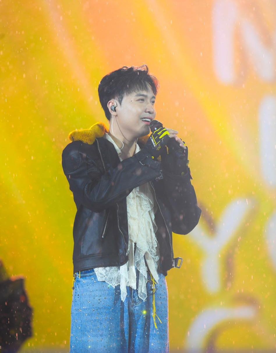 Mưa lớn đổ xuống show Anh Trai ở Mỹ Đình, Trấn Thành phản ứng: "Mưa tan nát, giống lũ lụt vậy"- Ảnh 2.
