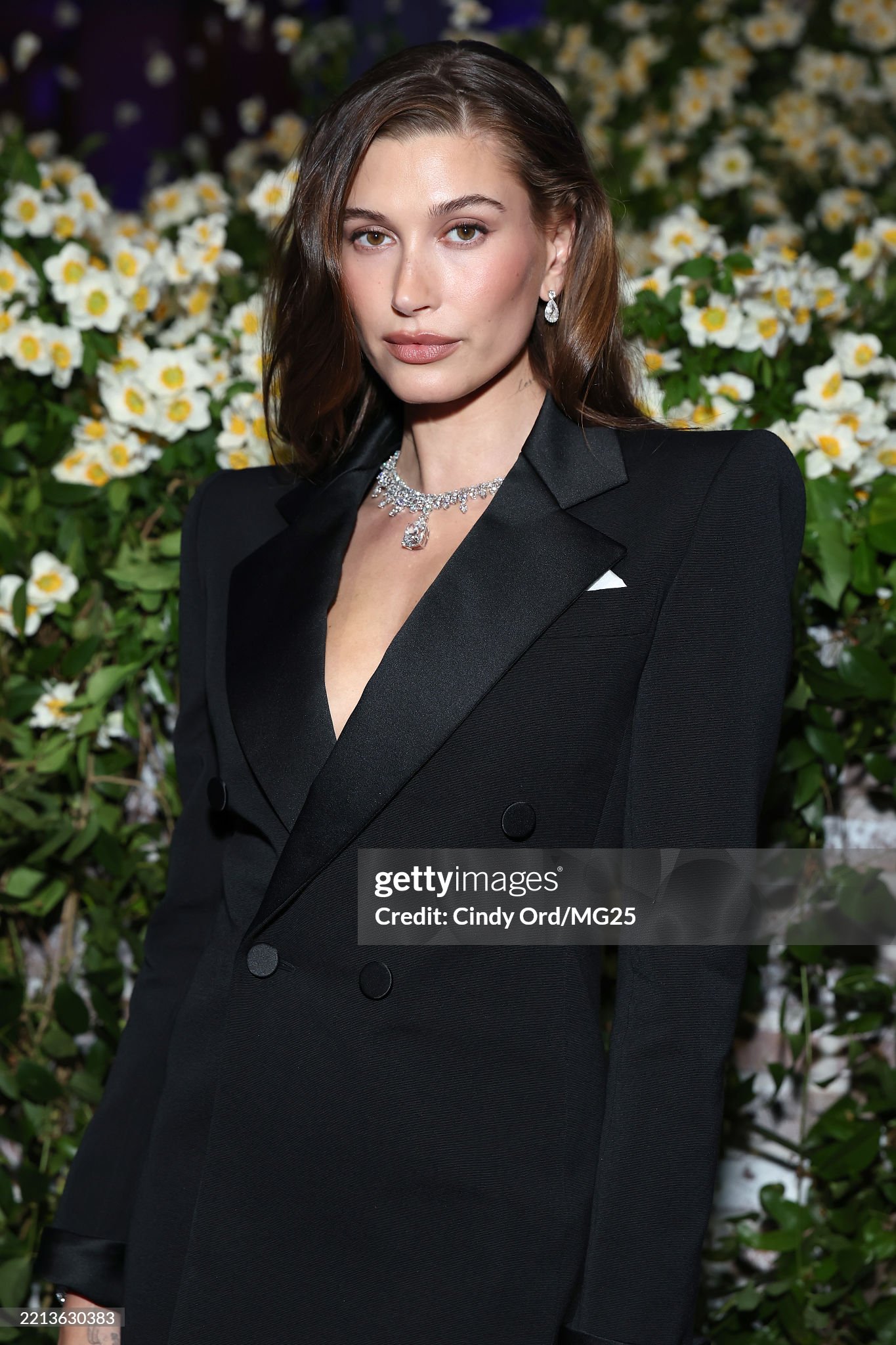 30 triệu lượt xem cách Hailey Bieber chiến thắng hung thần Getty: Hoá ra là mẹo Jennie vẫn dùng, thu nhỏ lỗ chân lông cực đỉnh!- Ảnh 4.