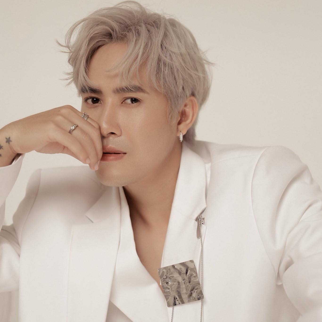 Sau hơn nửa năm, phần lyrics vẫn chưa được thay đổi, dù Thanh Hưng đã cố gắng Sau hơn nửa năm, phần lyrics vẫn chưa được thay đổi, dù Thanh Hưng đã cố gắng