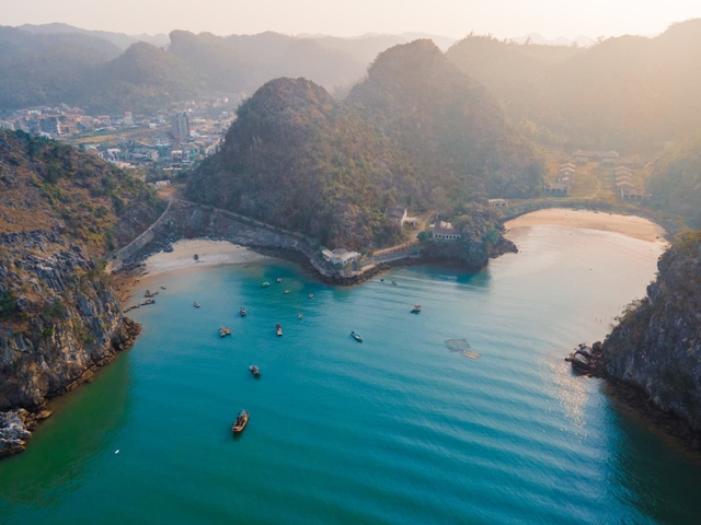 Bãi biển ở Cát Bà được mệnh danh là "thiên đường bí mật", nhiều người bất ngờ vì chưa từng nghe tên- Ảnh 1.