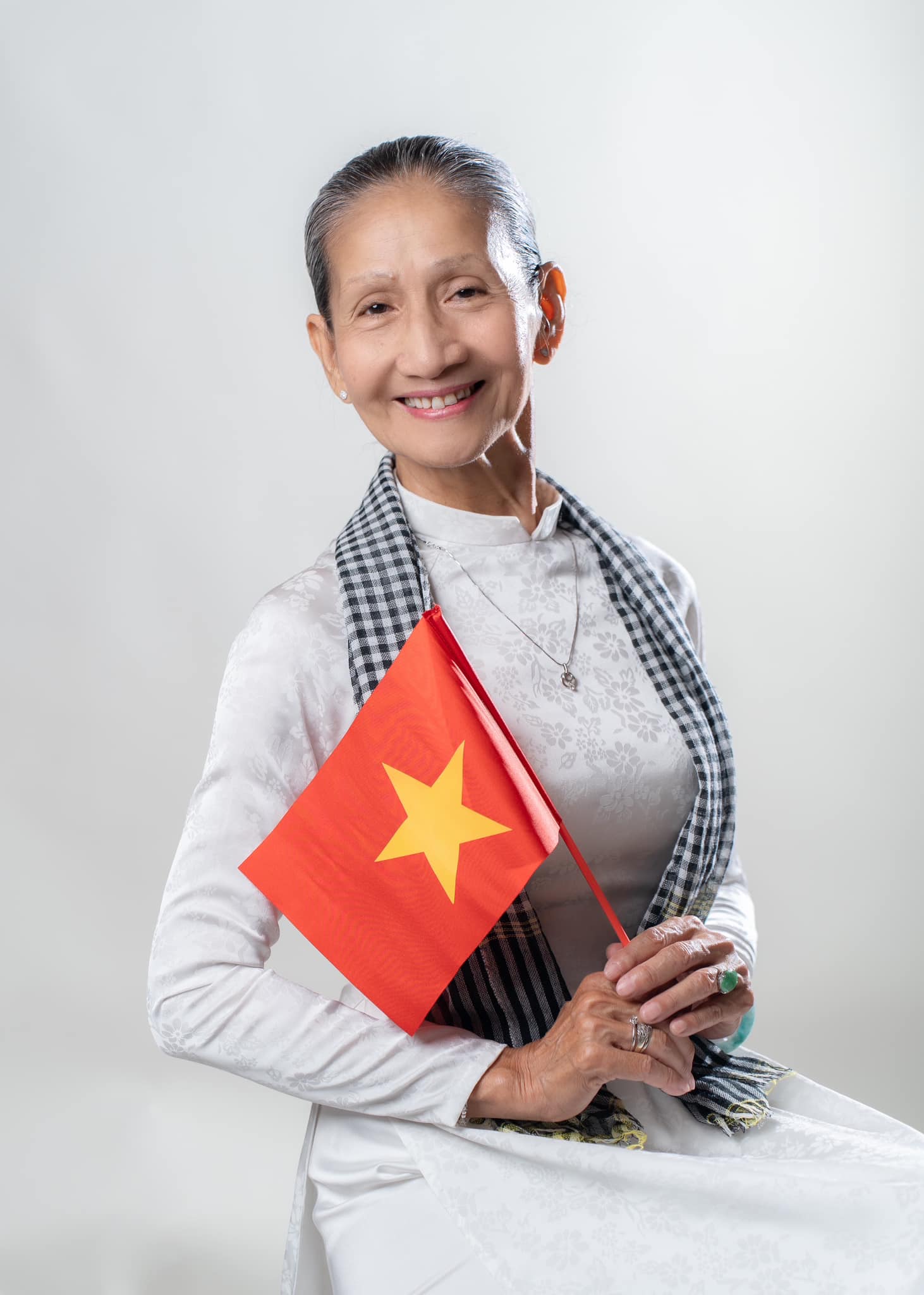 Người mẹ "dùng lá phổi" nuôi 4 đứa con trưởng thành: 45 tuổi mới tốt nghiệp Đại học, khi nghỉ hưu bỗng trở thành hiện tượng mạng, lịch làm việc kín tuần!- Ảnh 3.