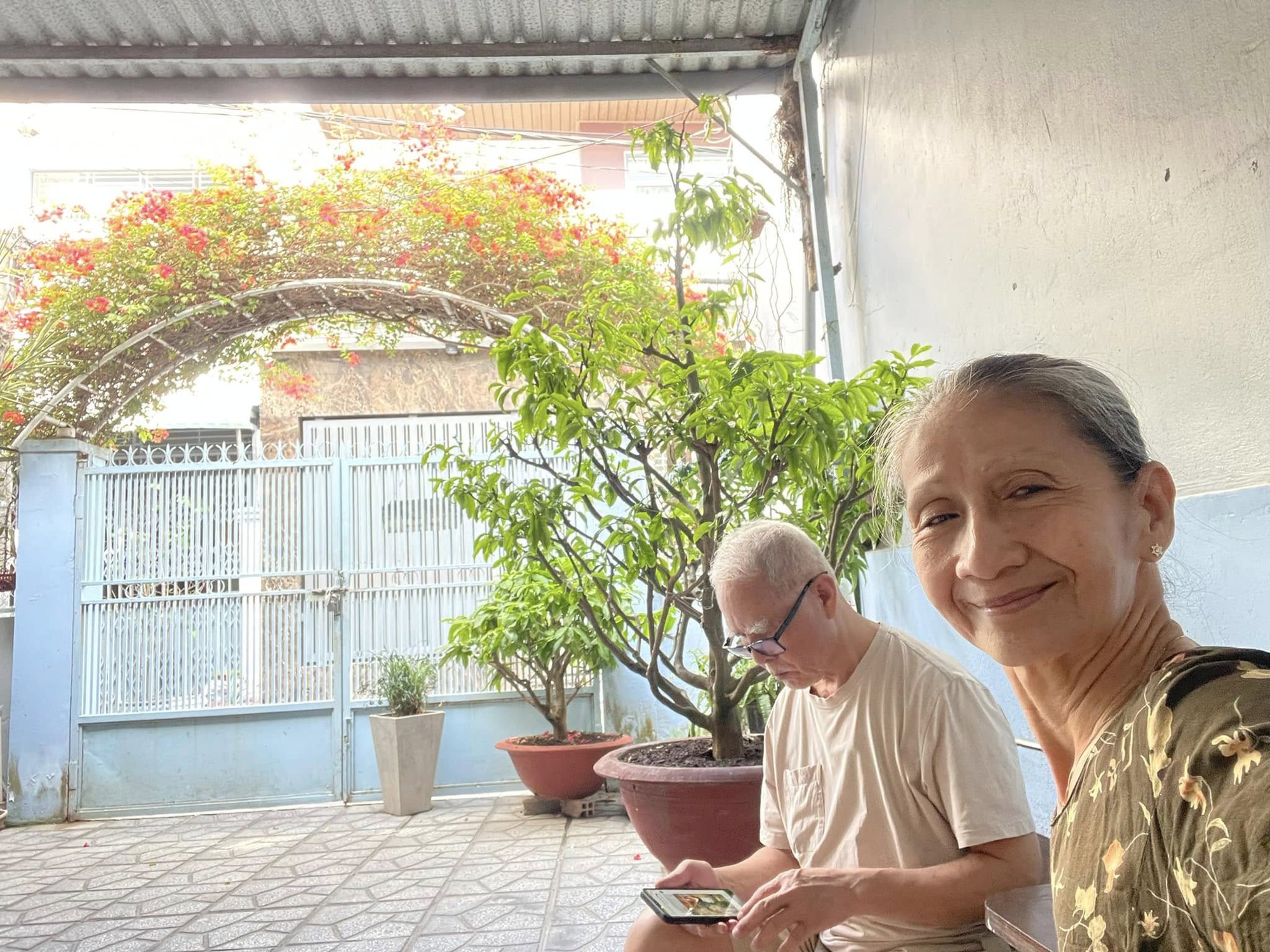 Người mẹ "dùng lá phổi" nuôi 4 đứa con trưởng thành: 45 tuổi mới tốt nghiệp Đại học, khi nghỉ hưu bỗng trở thành hiện tượng mạng, lịch làm việc kín tuần!- Ảnh 4.