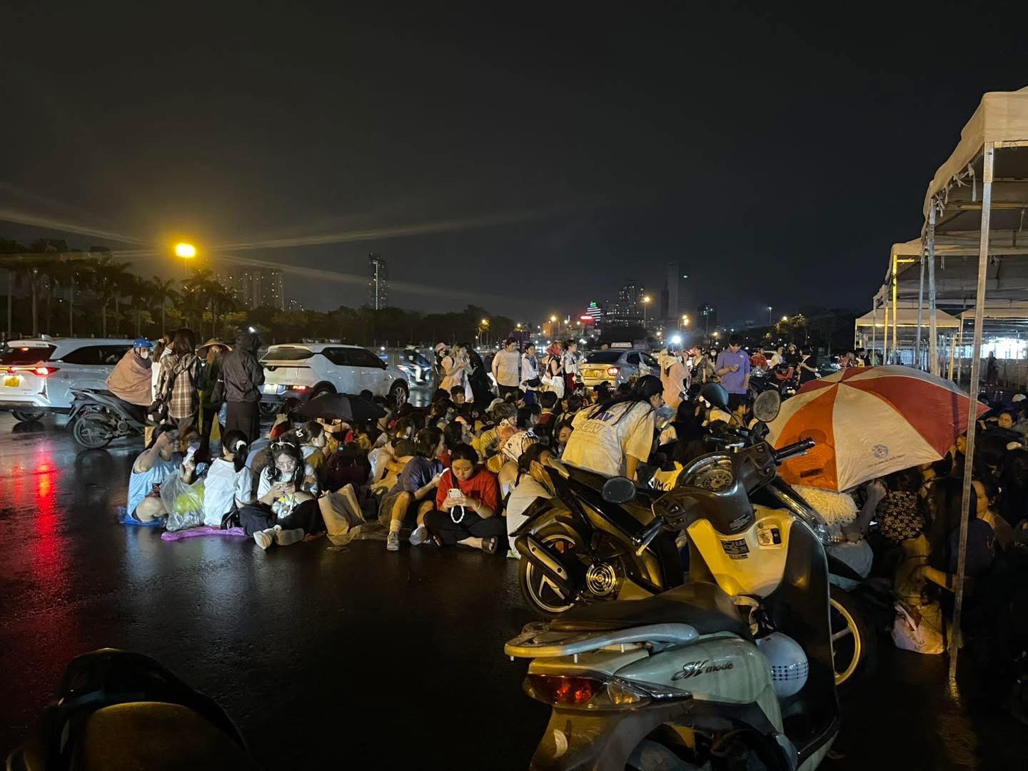 Fan đội mưa xuyên đêm "cắm chốt" trước 1 ngày diễn ra concert Anh Trai Say Hi D-6 tại Hà Nội, netizen thảo luận trái chiều- Ảnh 3.