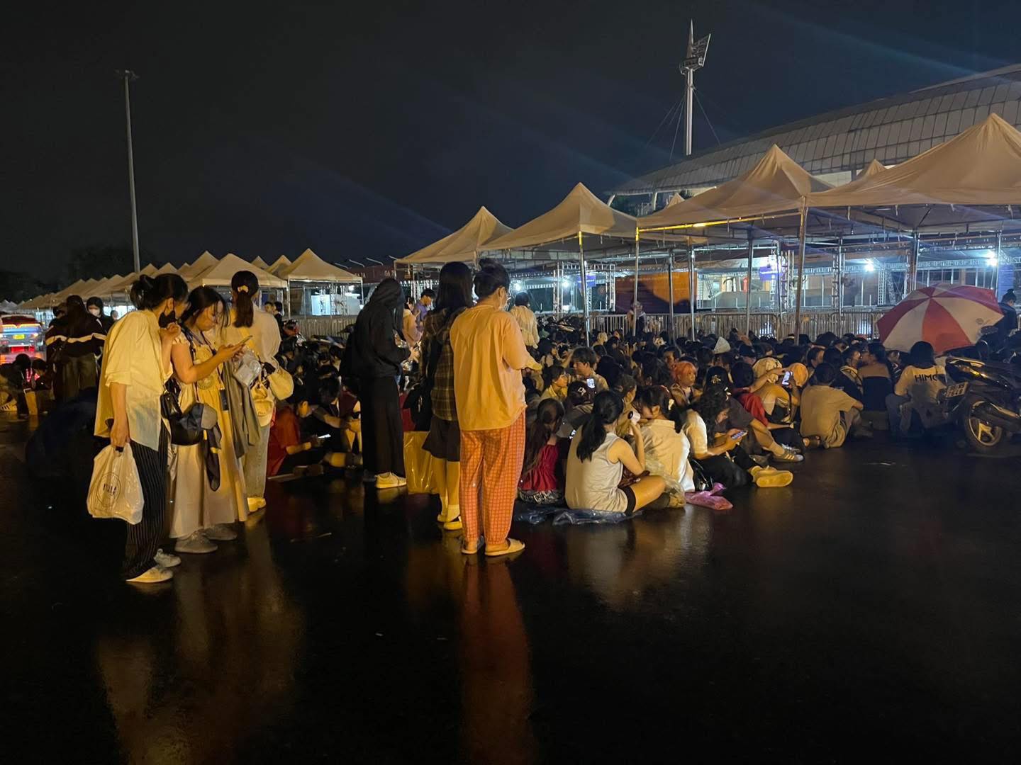 Fan đội mưa xuyên đêm "cắm chốt" trước 1 ngày diễn ra concert Anh Trai Say Hi D-6 tại Hà Nội, netizen thảo luận trái chiều- Ảnh 4.