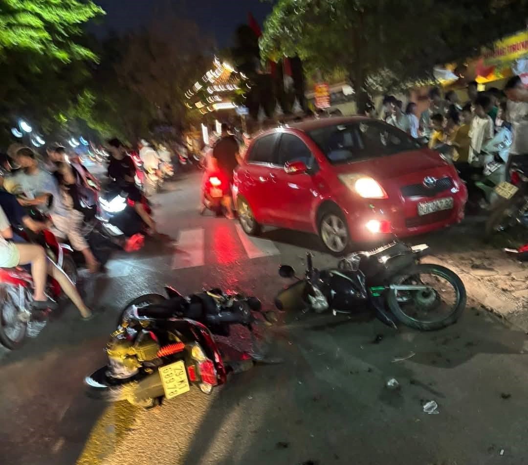 Hà Nội: Nghi vấn tài xế ô tô say xỉn tông hàng loạt xe máy, xe và người nằm la liệt- Ảnh 1.