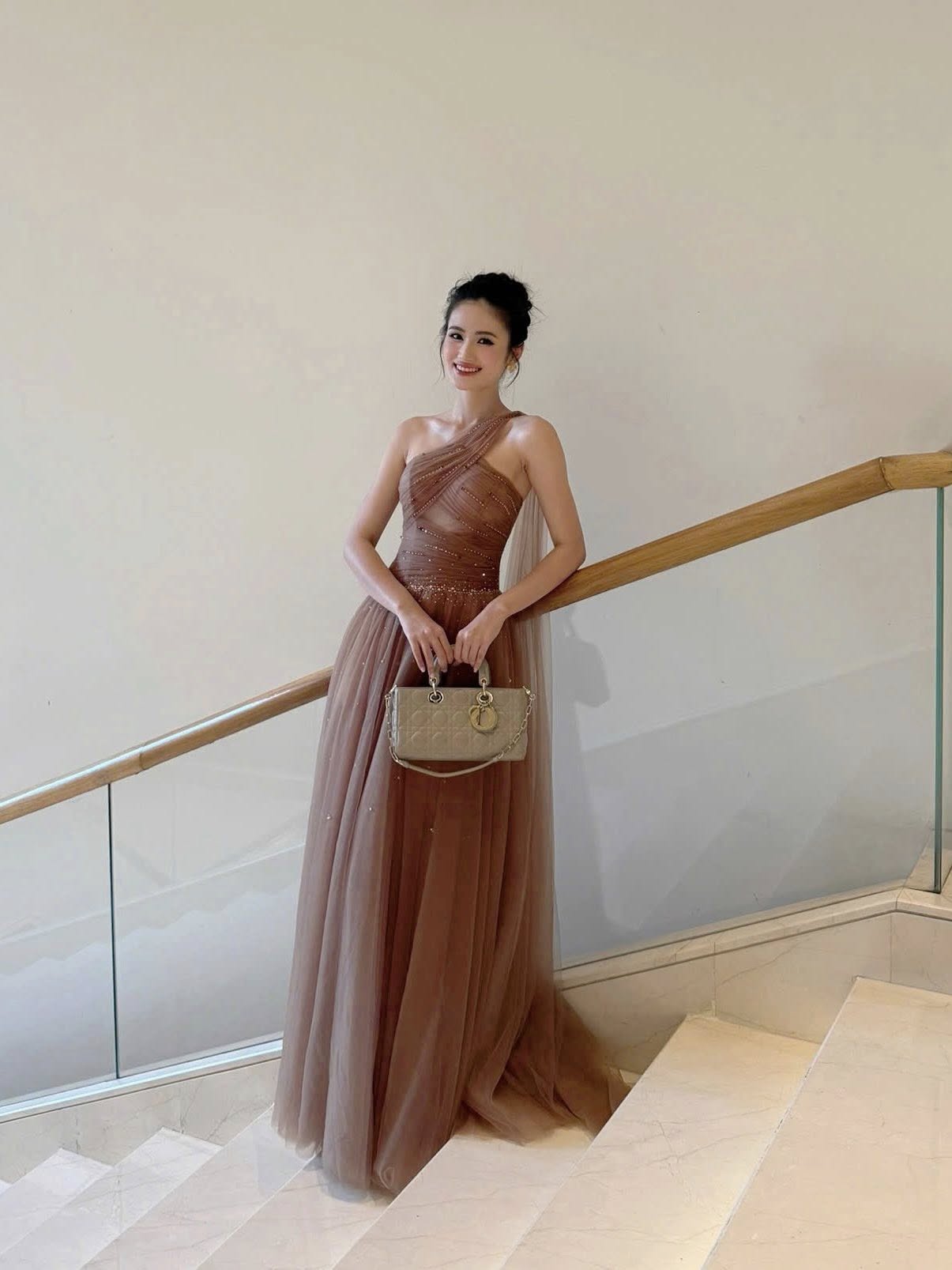 Hoa hậu Ý Nhi vừa ra quân đã được bình chọn vào Top 1, chuyện gì đây?- Ảnh 6.