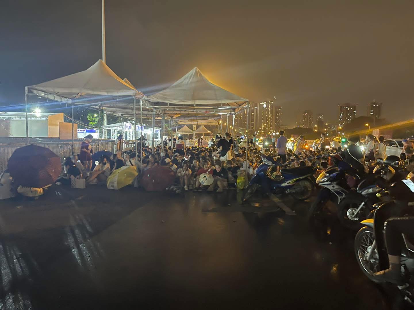 Fan đội mưa xuyên đêm "cắm chốt" trước 1 ngày diễn ra concert Anh Trai Say Hi D-6 tại Hà Nội, netizen thảo luận trái chiều- Ảnh 5.