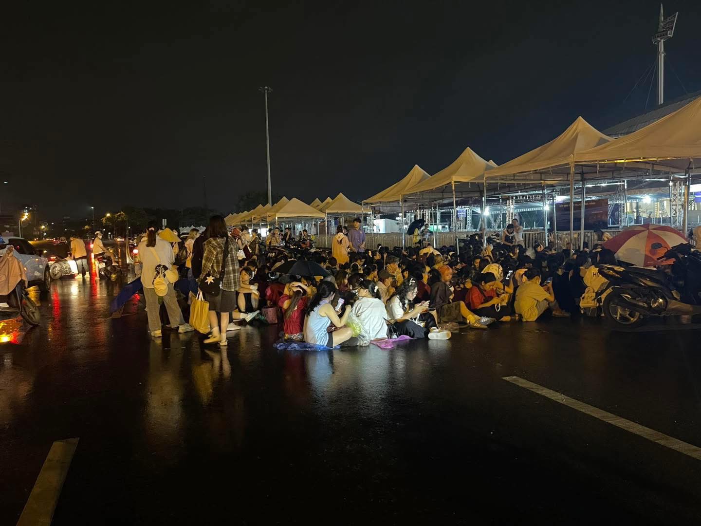 Fan đội mưa xuyên đêm "cắm chốt" trước 1 ngày diễn ra concert Anh Trai Say Hi D-6 tại Hà Nội, netizen thảo luận trái chiều- Ảnh 1.