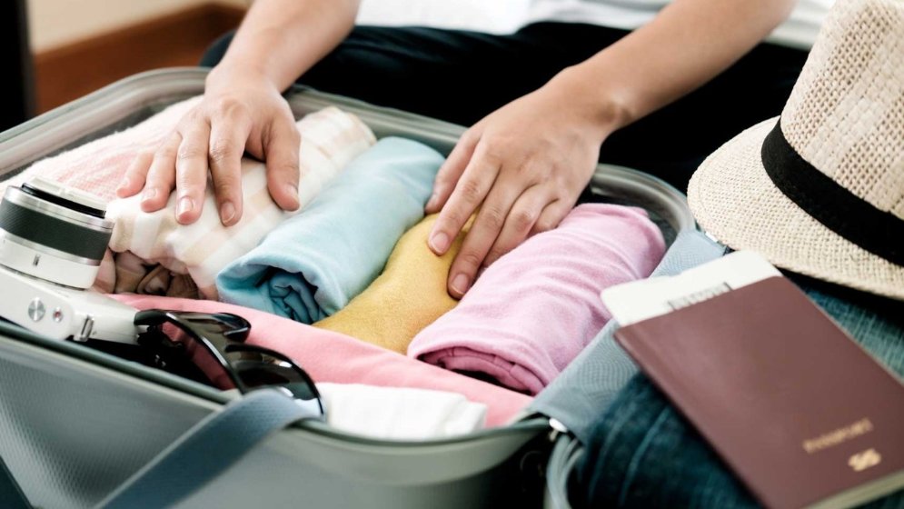 Tôi 45 tuổi, đi du lịch 5 ngày chỉ mang vali 7kg: Danh sách đồ cần mang - mẹo xếp vali gọn mà vẫn đủ dùng- Ảnh 3.