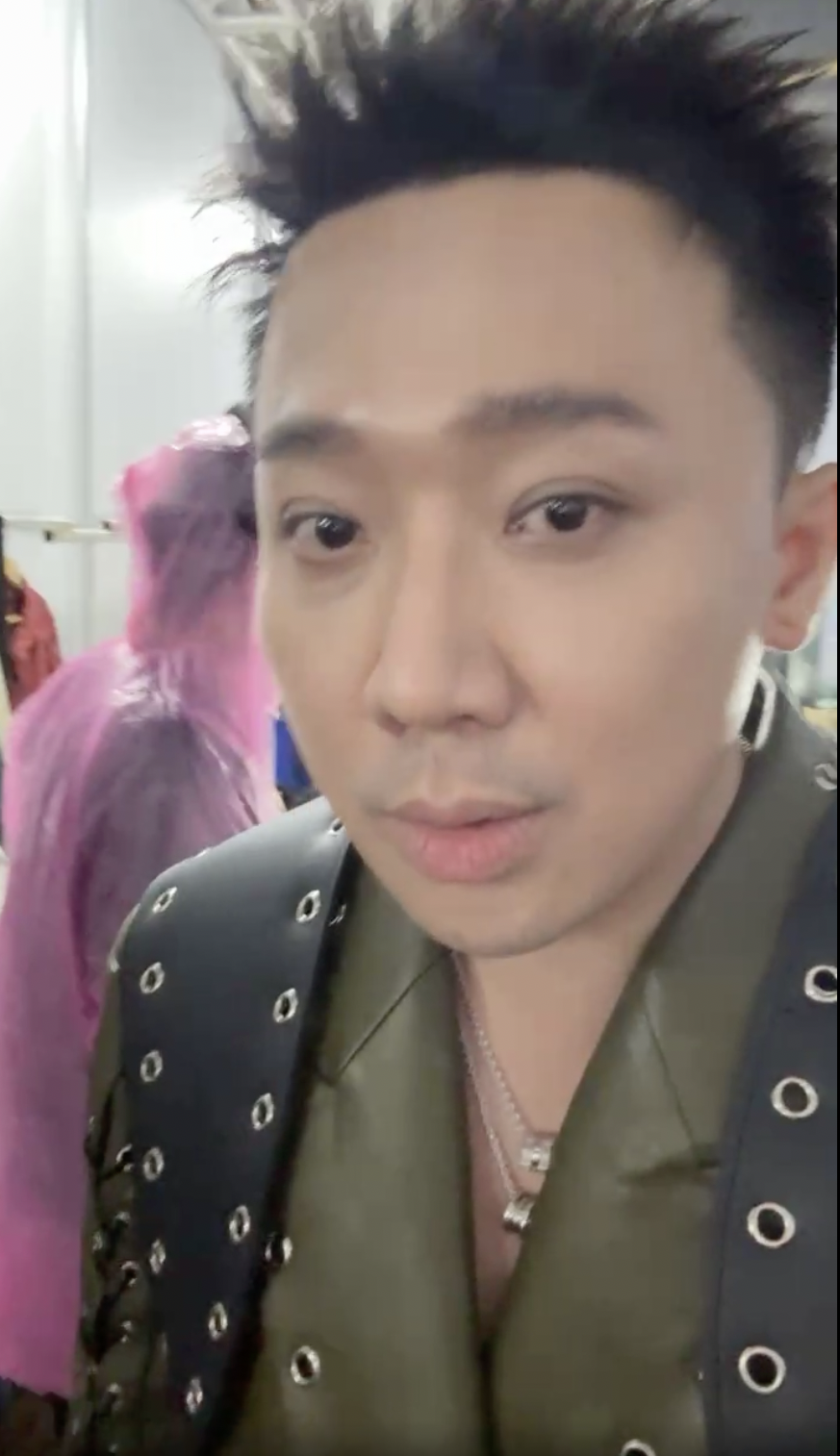 Mưa lớn đổ xuống show Anh Trai ở Mỹ Đình, Trấn Thành phản ứng: "Mưa tan nát, giống lũ lụt vậy"- Ảnh 8.