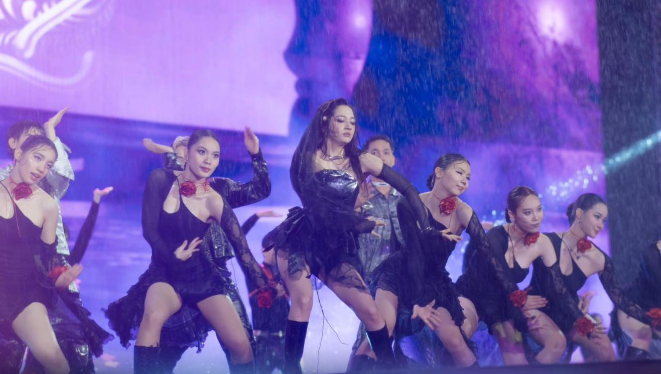 Mưa lớn đổ xuống show Anh Trai ở Mỹ Đình, Trấn Thành phản ứng: "Mưa tan nát, giống lũ lụt vậy"- Ảnh 7.