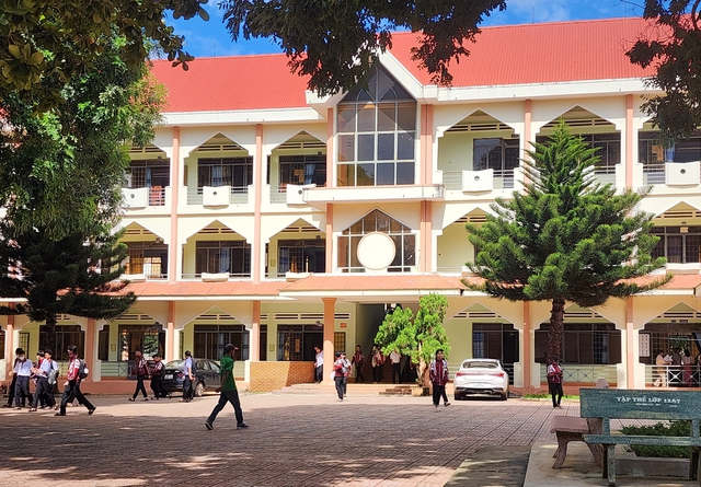 Vụ nhiều học sinh lớp 12 "tự nguyện" xin nghỉ học: Trường bất ngờ "mời" đi học lại- Ảnh 1.