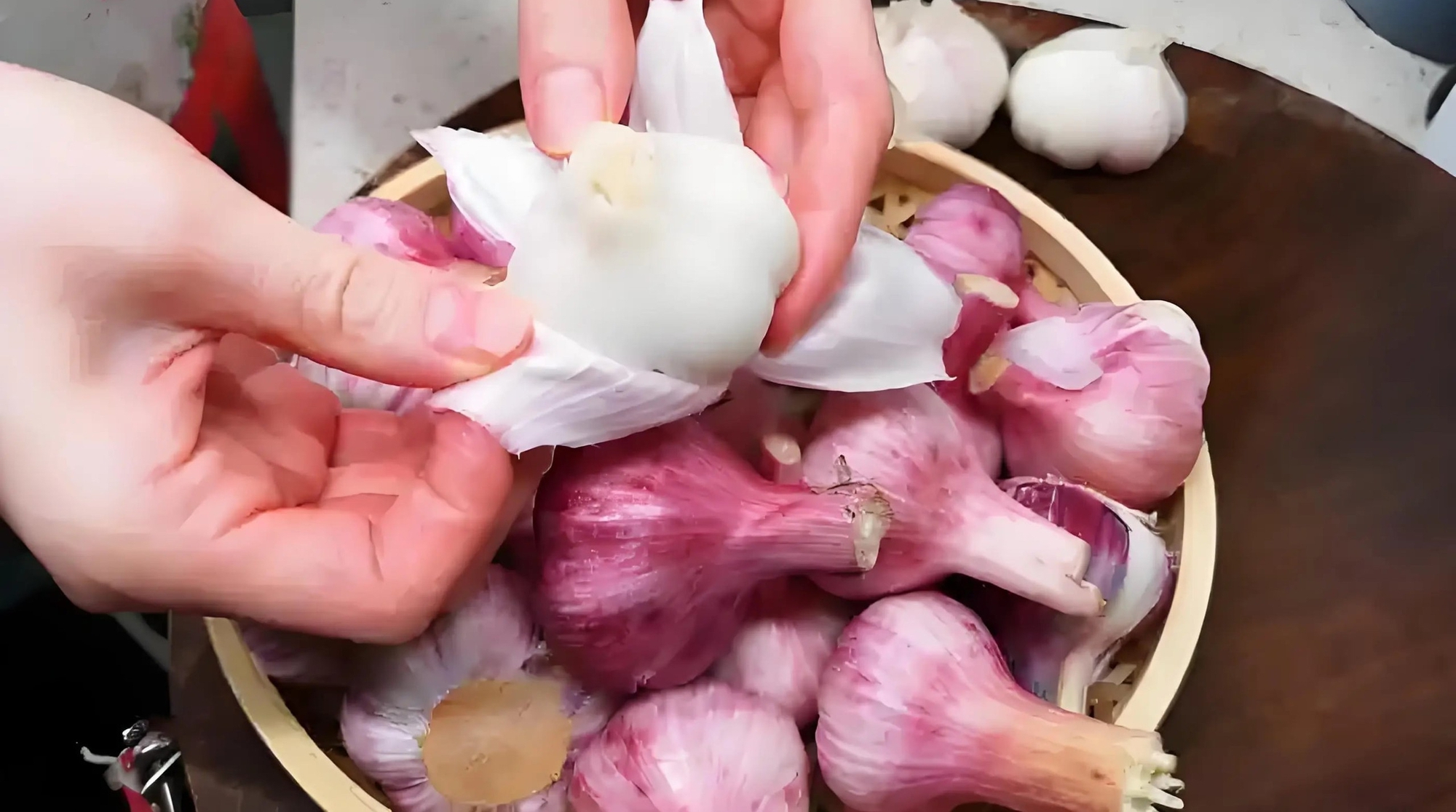 Tỏi vỏ tím hay vỏ trắng tốt hơn? Lão nông nói một câu, tôi bỗng được 