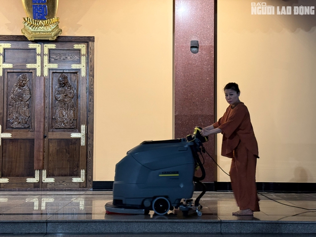 TP HCM: Đêm cuối chiêm bái xá lợi trái tim Bồ tát Thích Quảng Đức- Ảnh 10.