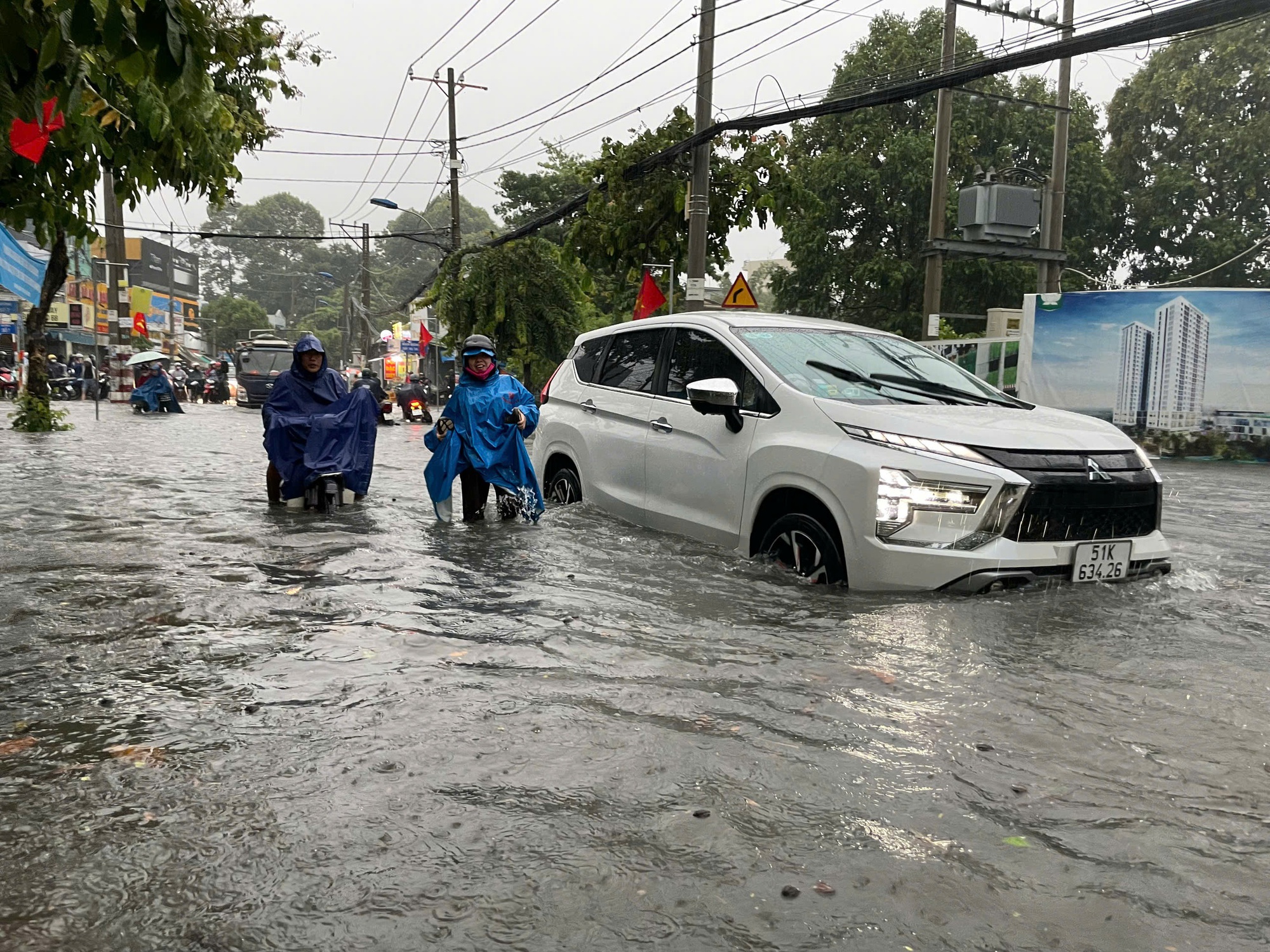 Mưa lớn sáng nay ở TP HCM: Có nơi đo được lượng mưa trên 200 mm- Ảnh 1.