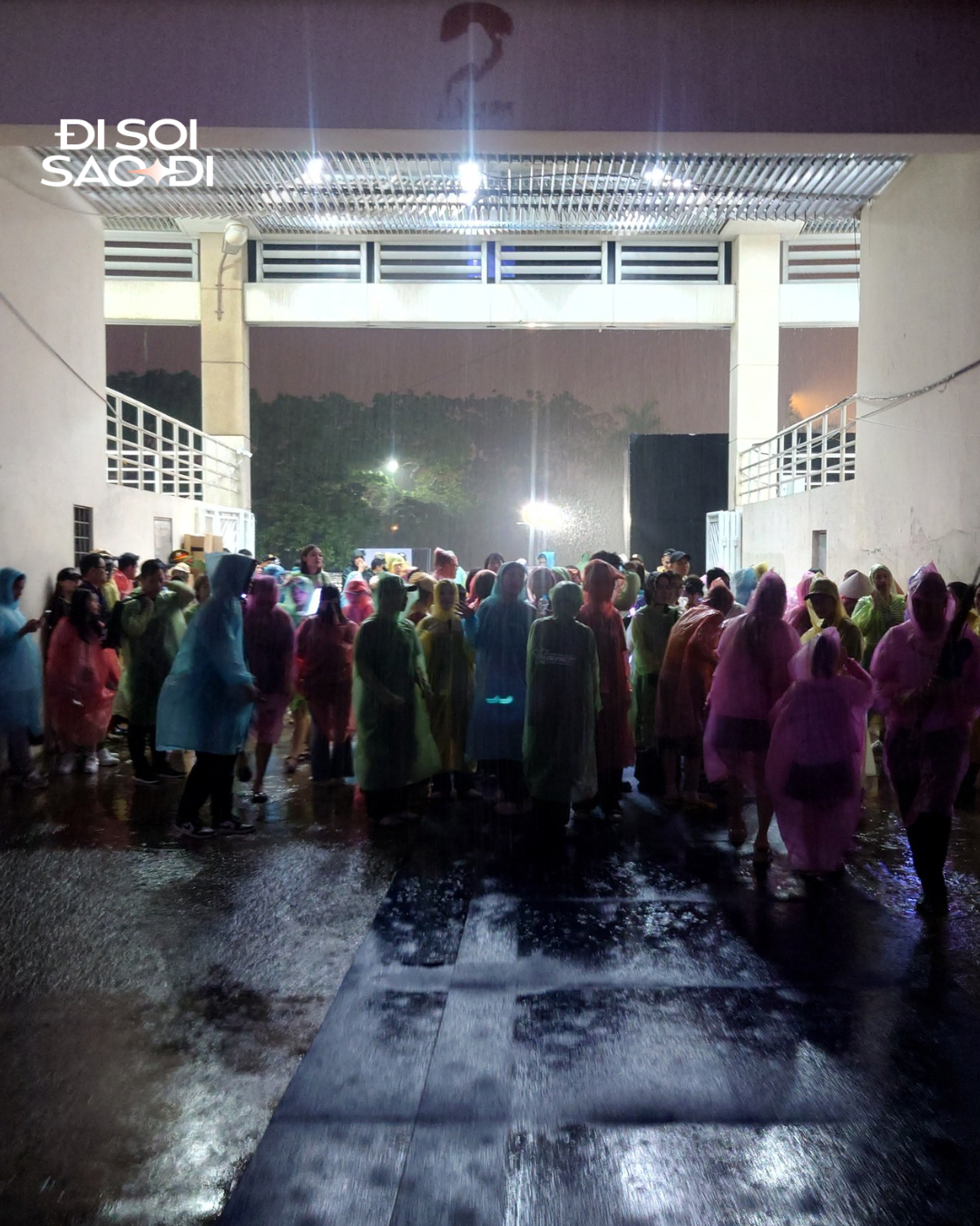 NGAY LÚC NÀY: Hà Nội mưa tầm tã khiến tất cả mệt mỏi, staff cõng fan vào khu y tế tại concert Anh Trai Say Hi, nhiều người bỏ về dù nghệ sĩ vẫn diễn hết mình- Ảnh 5. NGAY LÚC NÀY: Hà Nội mưa tầm tã khiến tất cả mệt mỏi, staff cõng fan vào khu y tế tại concert Anh Trai Say Hi, nhiều người bỏ về dù nghệ sĩ vẫn diễn hết mình- Ảnh 5.
