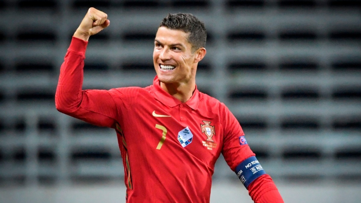 Ngỡ ngàng trước diện mạo của sao bóng đá nếu là nữ: Ronaldo hóa cực phẩm, không thể nhận ra 