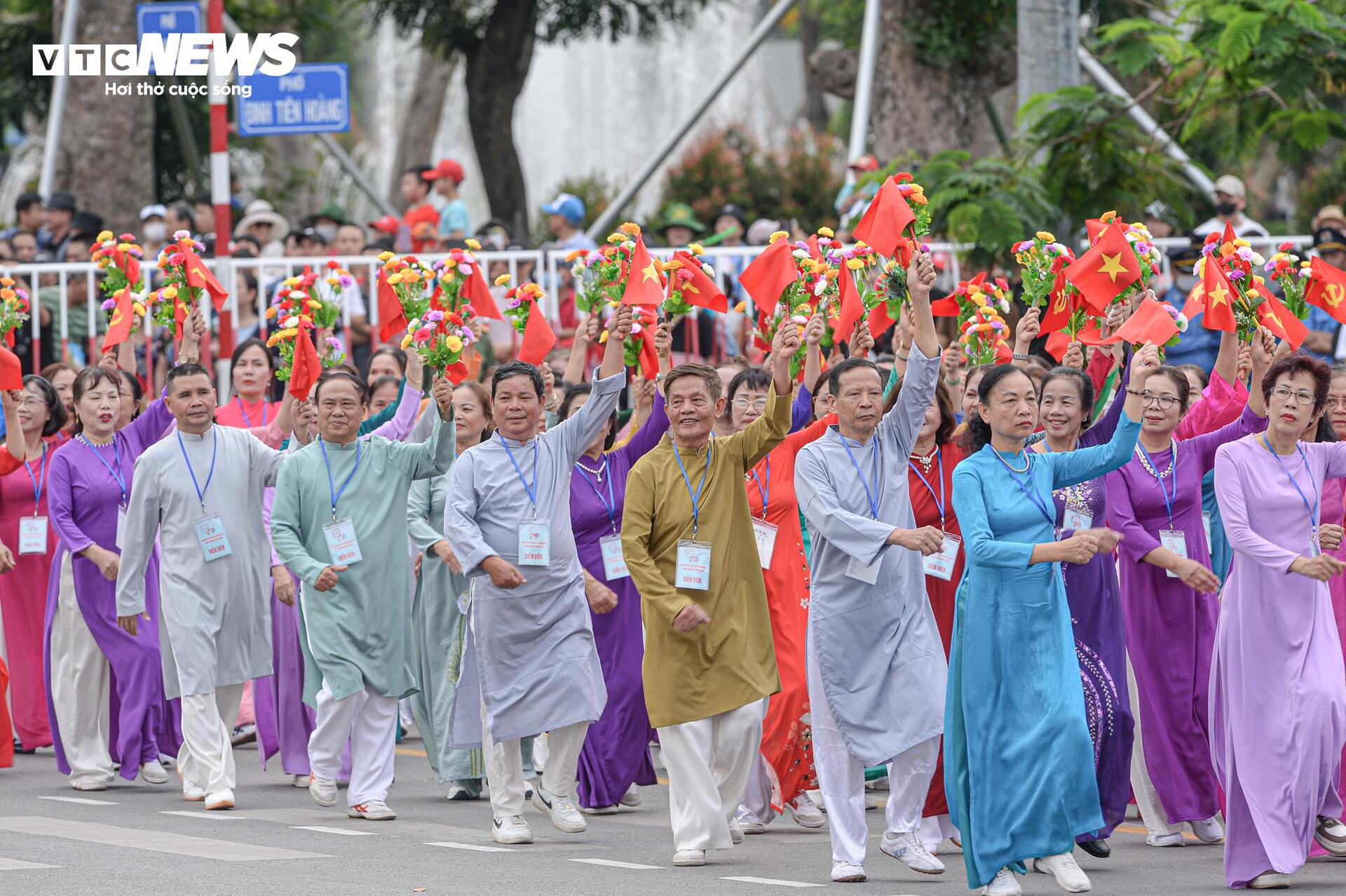 Cận cảnh tổng duyệt diễu binh, diễu hành mừng 70 năm Ngày Giải phóng Hải Phòng- Ảnh 14.