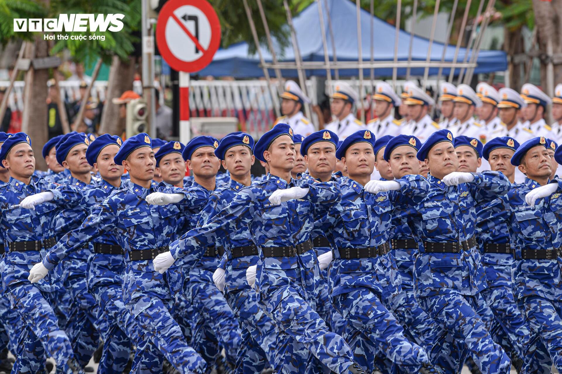 Cận cảnh tổng duyệt diễu binh, diễu hành mừng 70 năm Ngày Giải phóng Hải Phòng- Ảnh 7.