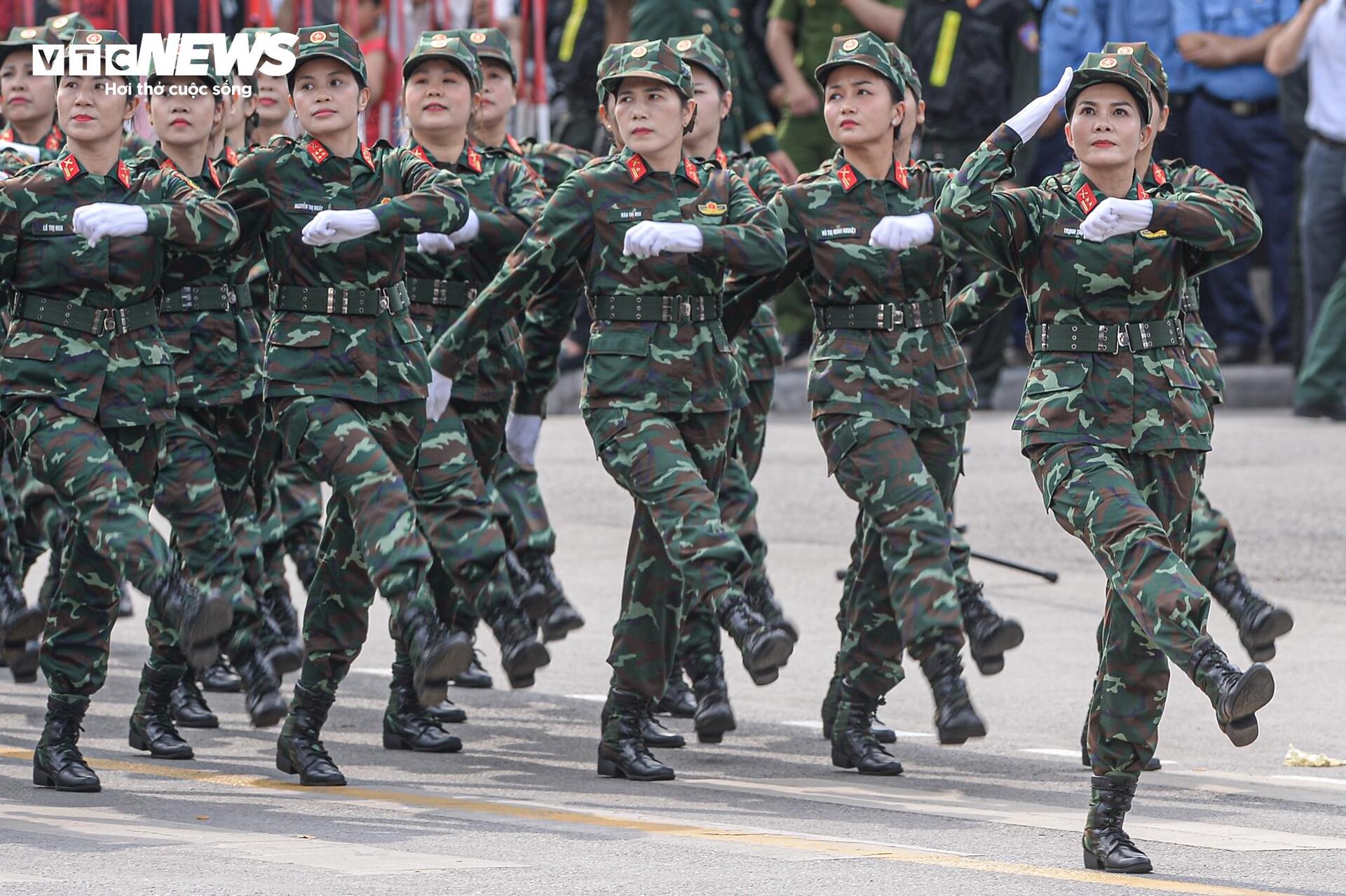 Cận cảnh tổng duyệt diễu binh, diễu hành mừng 70 năm Ngày Giải phóng Hải Phòng- Ảnh 6.