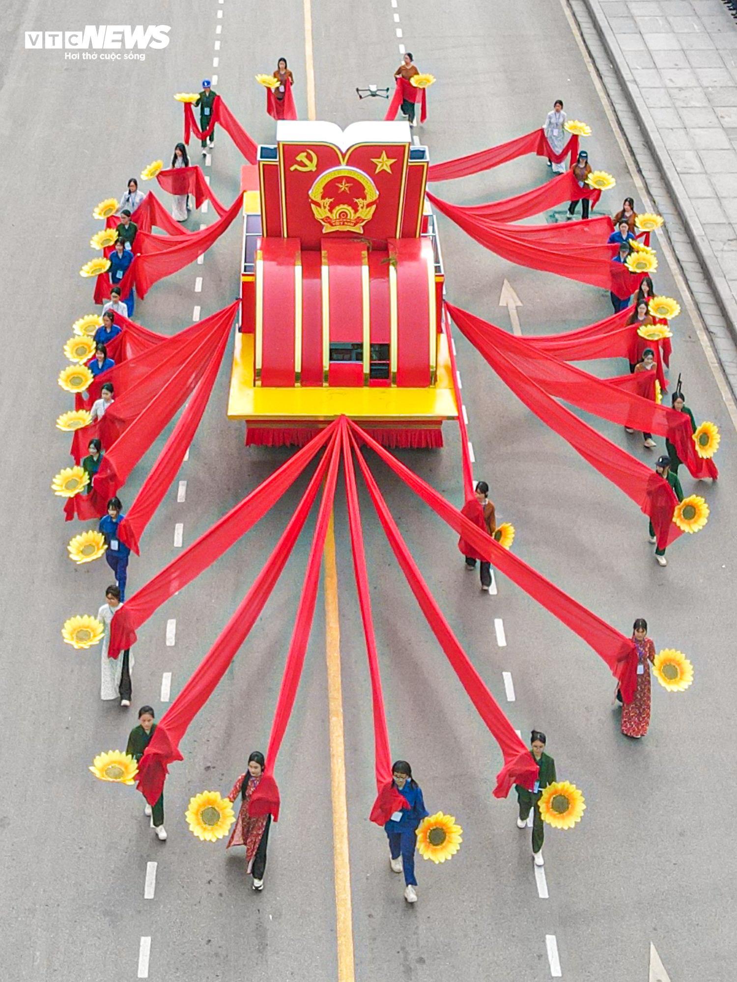 Cận cảnh tổng duyệt diễu binh, diễu hành mừng 70 năm Ngày Giải phóng Hải Phòng- Ảnh 2.