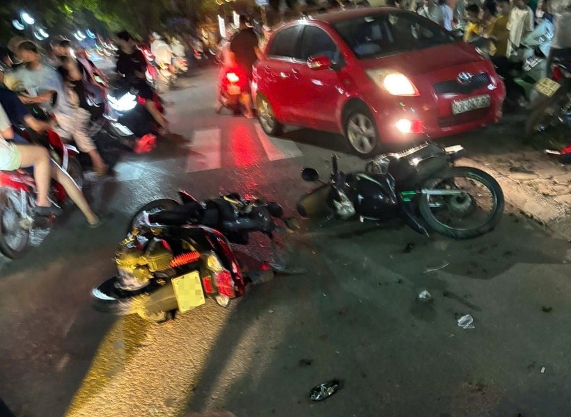 Hiện trường ngổn ngang vụ tai nạn giao thông, ô tô tông liên hoàn 6 xe máy ở Hà Nội- Ảnh 6.